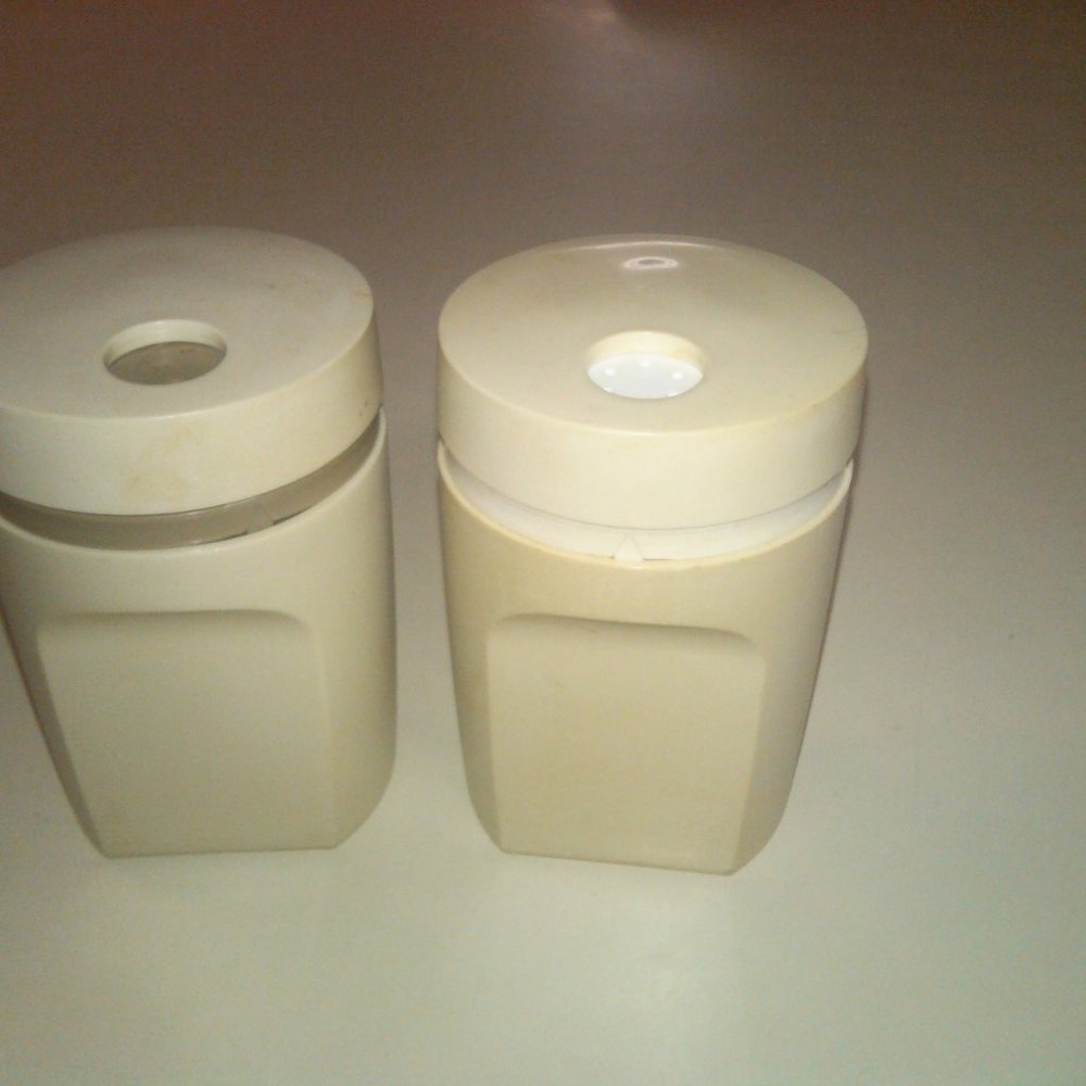 VINTAGE SALT AND PEPPER   TUPPERWARE